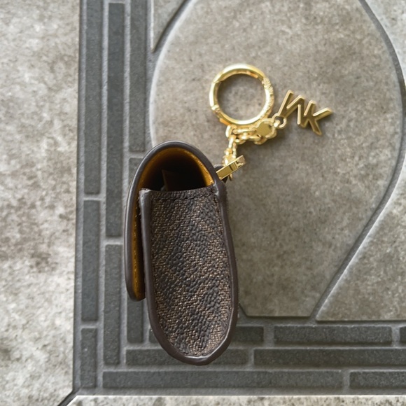 Michael Kors Jet Set Travel AirPod Case - Picture 3 of 16